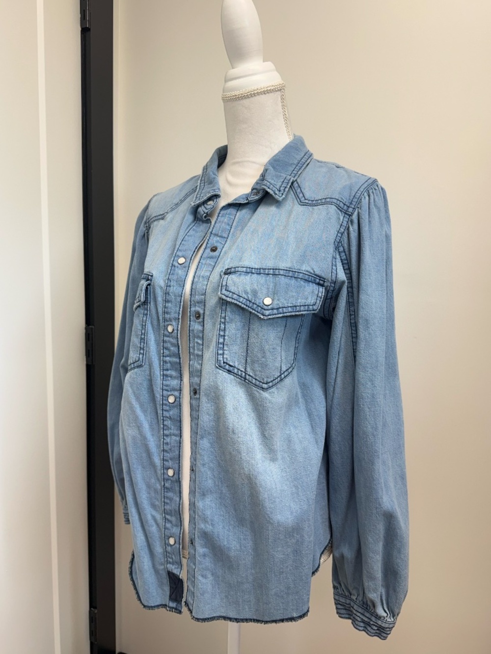 💙 Free People Lightweight Denim Button Up 💙